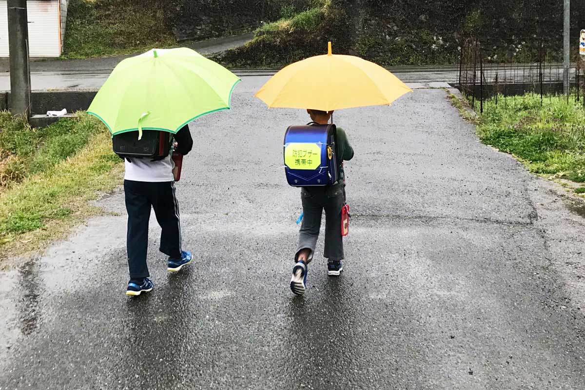 【SNS】「なぜうちの子に傘をささずに帰らせたのですか」　理不尽な保護者に困惑…教頭の対応が目からウロコ